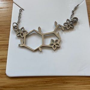 Adorable new Serotonin flower necklace! NWT